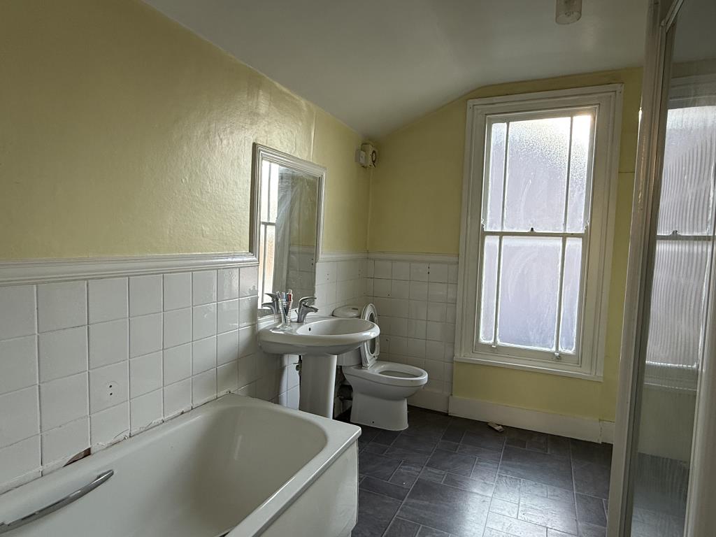 Lot: 118 - HOUSE CLOSE TO TOWN CENTRE IN NEED OF REFURBISHMENT - Bathroom in House in Need of Refurbishment